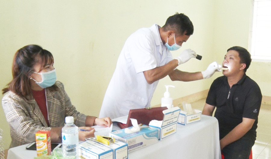 Khám sức khỏe cho thanh niên trong độ tuổi nhập ngũ. Ảnh: Hà Chi  Khám sức khỏe cho thanh niên trong độ tuổi nhập ngũ. Ảnh: Hà Chi