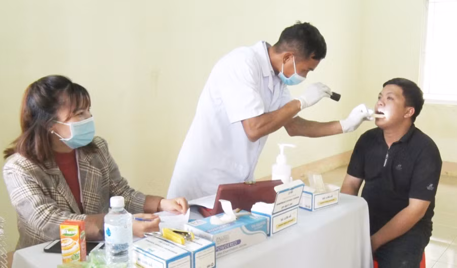  Khám sức khỏe cho thanh niên trong độ tuổi nhập ngũ. Ảnh: Hà Chi