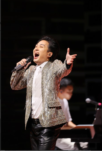 Tùng Dương chứng minh đẳng cấp của mình trong liveshow kỷ niệm 20 năm ca hát.