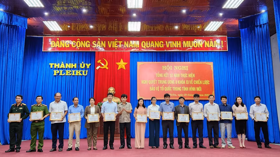 Tặng giấy khen cho tập thể, cá nhân có thành tích xuất sắc trong 10 năm thực hiện 