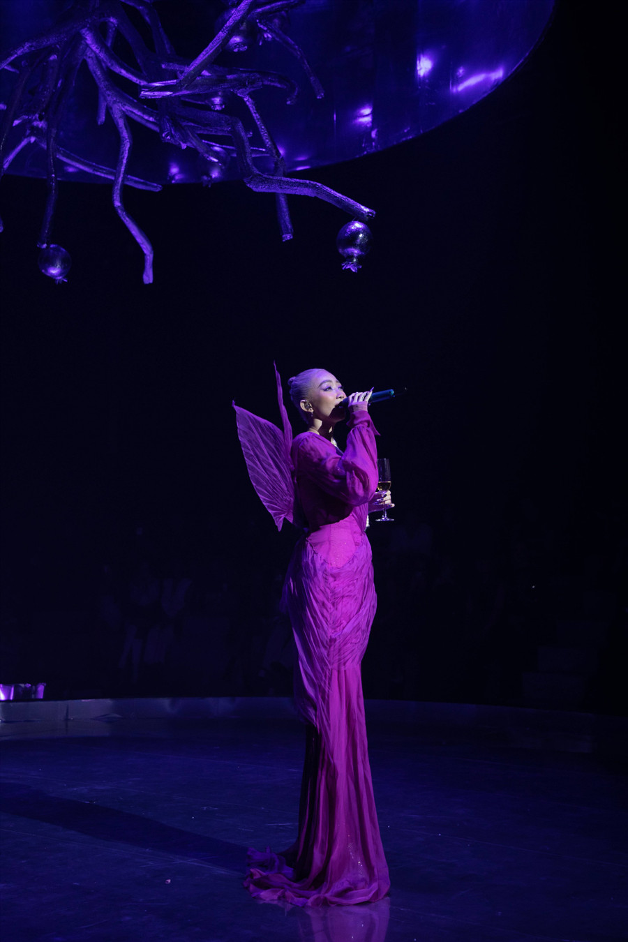 Tuy nhiên, Tóc Tiên khẳng định album lần này không phải là một tuyên ngôn “đao to búa lớn” về “nữ quyền”. Thay vào đó, Cong có một hướng đi riêng khá trực diện, thẳng thắn cùng một chút trào phúng; khi khai thác những khía cạnh táo bạo, mạnh mẽ và “bản năng” hơn của phái nữ qua góc nhìn của một nghệ sĩ nữ. Tuy nhiên, Tóc Tiên khẳng định album lần này không phải là một tuyên ngôn “đao to búa lớn” về “nữ quyền”. Thay vào đó, Cong có một hướng đi riêng khá trực diện, thẳng thắn cùng một chút trào phúng; khi khai thác những khía cạnh táo bạo, mạnh mẽ và “bản năng” hơn của phái nữ qua góc nhìn của một nghệ sĩ nữ.