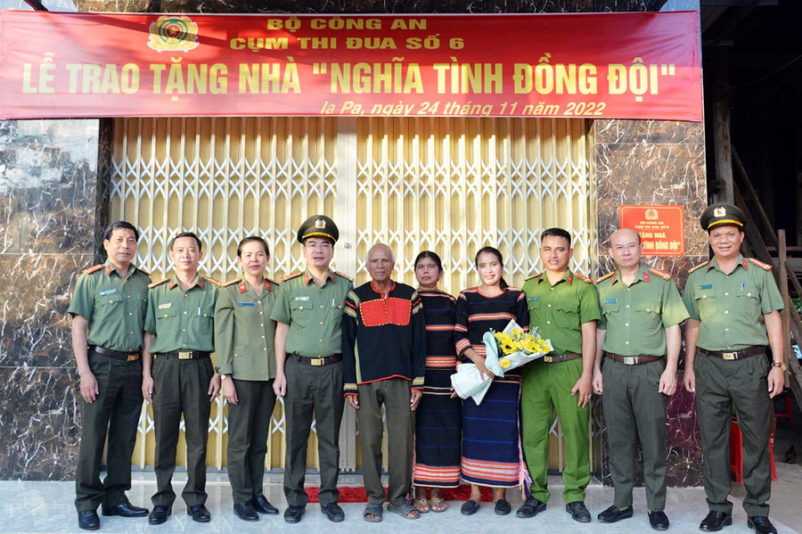 Đại diện lãnh đạo các đơn vị trong Cụm thi đua số 6, Bộ Công an chụp hình lưu niệm cùng gia đình Thượng úy Nay Khuất. Ảnh: Lê Ánh Đại diện lãnh đạo các đơn vị trong Cụm thi đua số 6, Bộ Công an chụp hình lưu niệm cùng gia đình Thượng úy Nay Khuất-cán bộ Công an xã Ia Tul, huyện Ia Pa. Ảnh: Lê Ánh