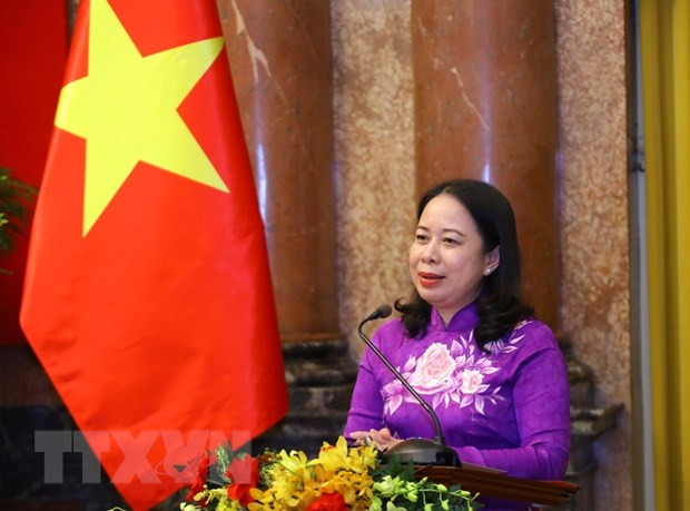 Phó Chủ tịch nước Võ Thị Ánh Xuân nói chuyện với các tài năng trẻ khoa học công nghệ năm 2022. (Ảnh: Văn Điệp/TTXVN)