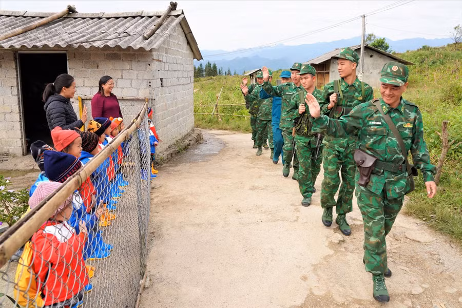 Học sinh mầm non điểm trường Phìn Chư (xã Nghĩa Thuận, H.Quản Bạ) vẫy chào đội tuần tra Đồn biên phòng Nghĩa Thuận đi làm nhiệm vụ tại mốc 333. Ảnh: M.T.H - N.Đ.L