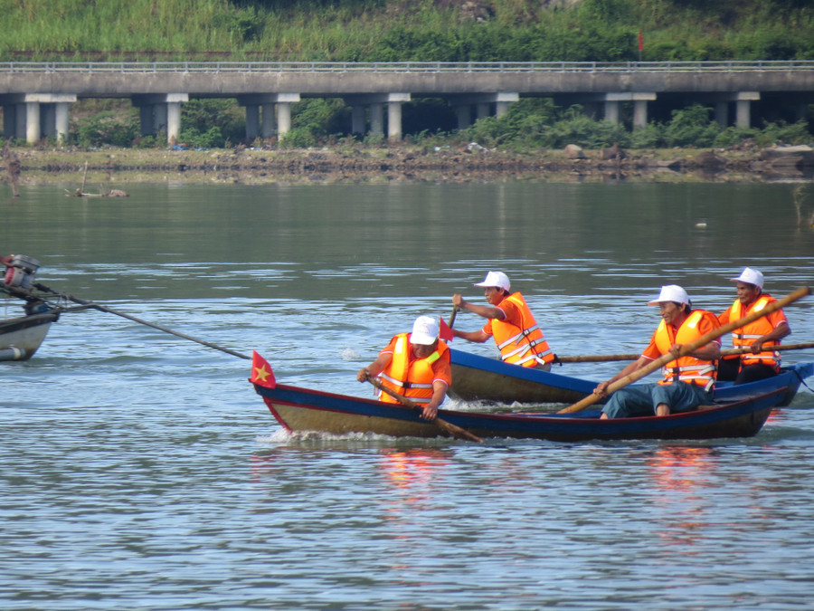  Hai chiếc thuyền đua đang tranh về đích. Ảnh: Trang Thy