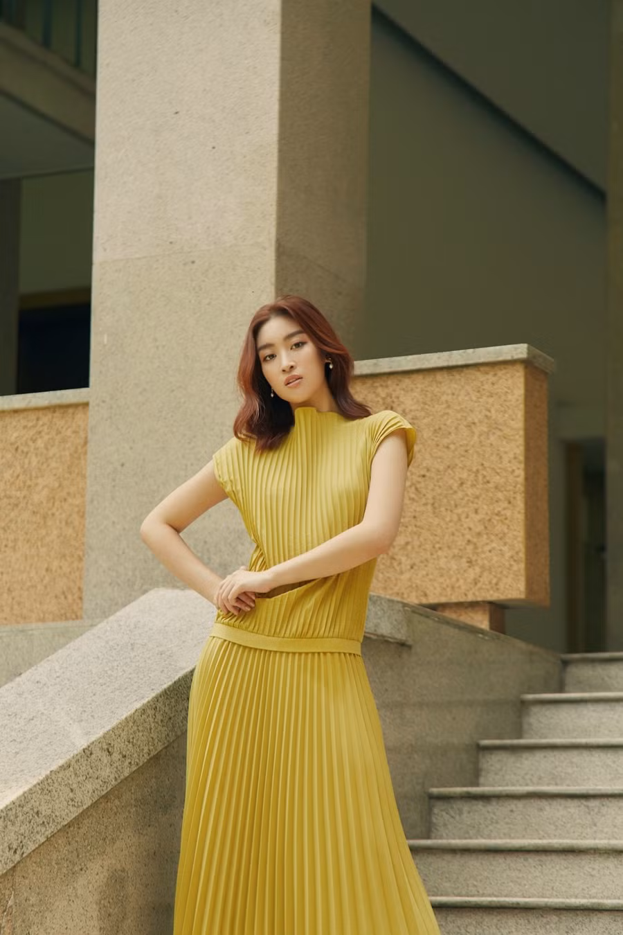  Đỗ Mỹ Linh có phong cách thời trang tinh tế và ấn tượng, không chỉ phù hợp với vóc dáng mảnh mai của cô mà còn 