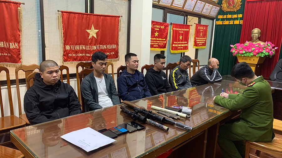 Công an tỉnh Lạng Sơn làm việc với những người liên quan. Ảnh: Việt Dũng Công an tỉnh Lạng Sơn làm việc với những người liên quan. Ảnh: Việt Dũng