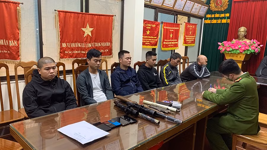 Công an tỉnh Lạng Sơn làm việc với những người liên quan. Ảnh: Việt Dũng