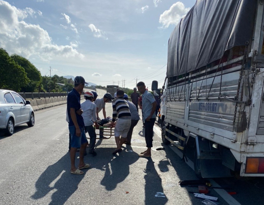 Lực lượng chức năng làm công tác tại hiện trường vụ TNGT khiến 2 người tử vong. Ảnh: CTV Lực lượng chức năng làm công tác tại hiện trường vụ TNGT khiến 2 người tử vong. Ảnh: CTV