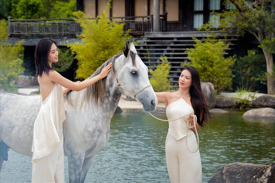Cả hai người đẹp có dịp học cưỡi ngựa. Ảnh: Tô Thanh Tân-Ngô Xuân Phú