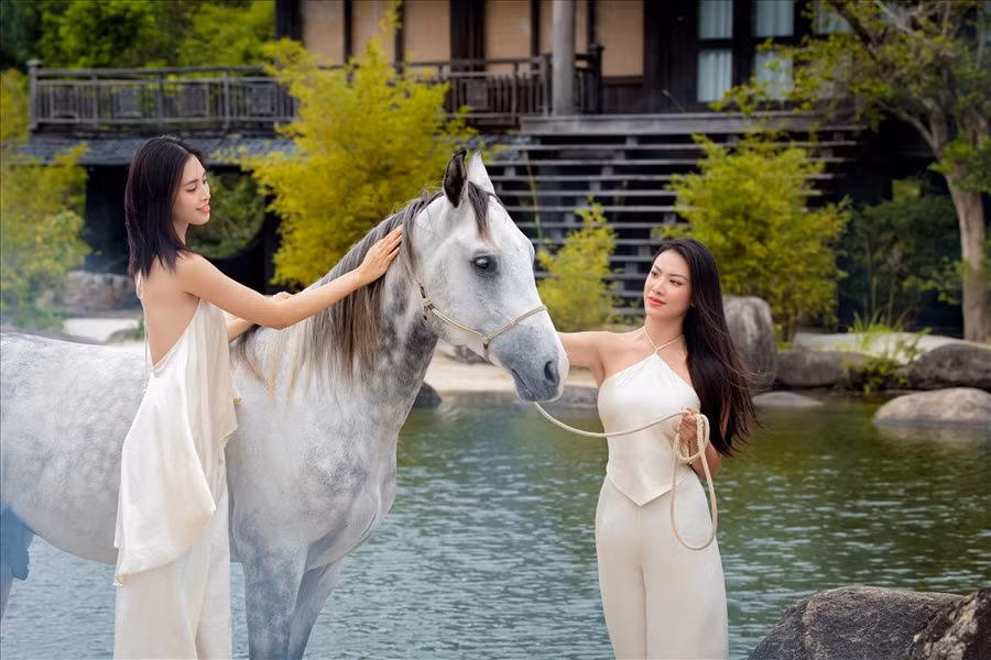 Cả hai người đẹp có dịp học cưỡi ngựa. Ảnh: Tô Thanh Tân-Ngô Xuân Phú