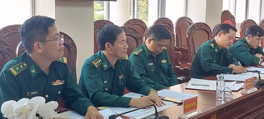 Lãnh đạo Bộ Chỉ huy Bộ đội Biên tham dự buổi làm việc. Ảnh: Vĩnh Hoàng