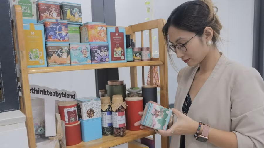 Chị Ngân tự hào khi các sản phẩm của mình đã ký hợp đồng với những thương hiệu nổi tiếng. Ảnh: Thượng Hải