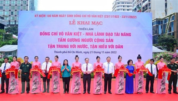 Các đại biểu thực hiện nghi thức cắt băng khai mạc triển lãm. (Ảnh: Thu Hương/TTXVN) Các đại biểu thực hiện nghi thức cắt băng khai mạc triển lãm. (Ảnh: Thu Hương/TTXVN)