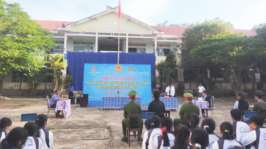 Phiên tòa giả định. Ảnh: Như Loan