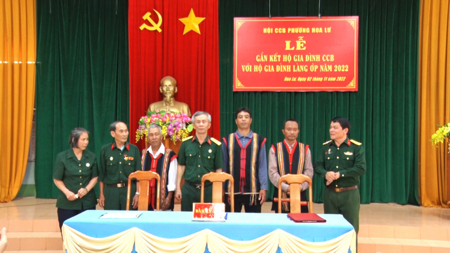 Các gia đình cựu chiến binh và 3 gia đình DTTS làng Ốp tại buổi lễ gắn kết. Ảnh: Nhật Hào Các gia đình cựu chiến binh của phường và 3 gia đình dân tộc thiểu số tại làng Ốp tại buổi lễ . Ảnh: Nhật Hào