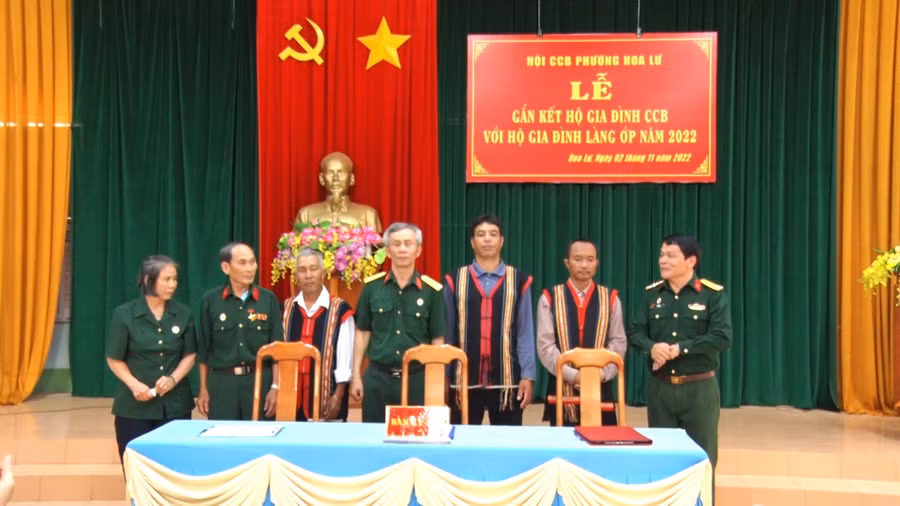 Các gia đình cựu chiến binh của phường và 3 gia đình dân tộc thiểu số tại làng Ốp tại buổi lễ . Ảnh: Nhật Hào