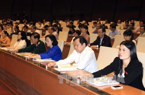 các đại biểu Quốc hội bấm nút biểu quyết thông qua Luật Tiếp cận thông tin. Ảnh: Phạm Kiên/TTXVN