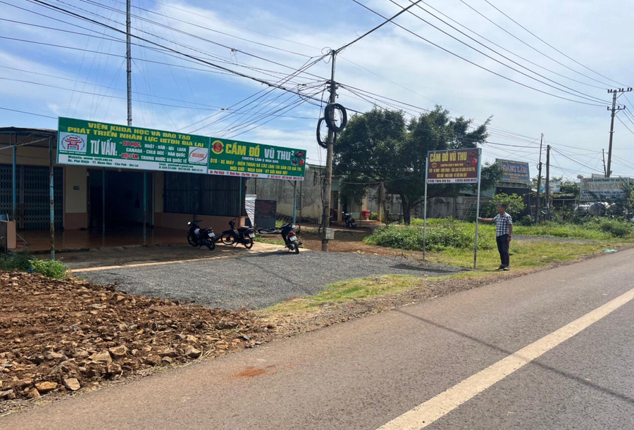 Thửa đất tranh chấp đang được bà Huỳnh Thị Bích Lý cho thuê mở dịch vụ cầm đồ. Ảnh: Lê Gia