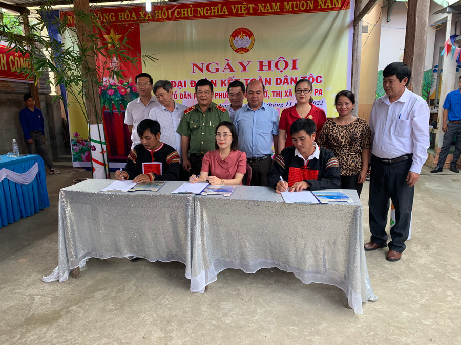 Tổ dân phố 6 ký kết giao ước thi đua năm 2023. Ảnh: R'Ô HOK