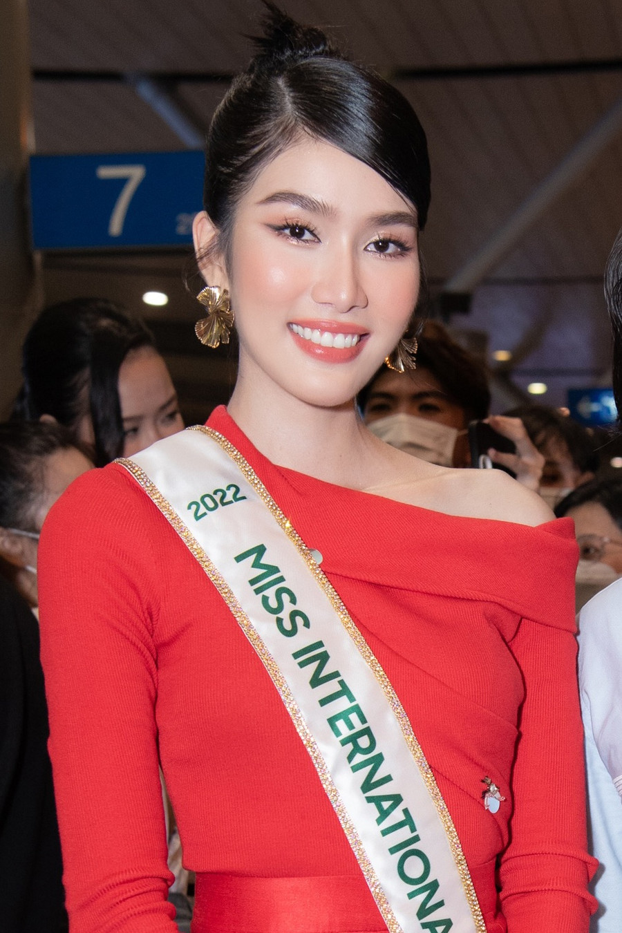 Năm 2020, Phương Anh xuất sắc giành được ngôi vị Á hậu 1 Hoa hậu Việt Nam. Người đẹp khiến nhiều khán giả ngưỡng mộ khi có bằng tiếng Anh IELTS 8.0 và DALF C1 cho tiếng Pháp. Bên cạnh đó, cô còn nhận học bổng thạc sĩ Thương mại toàn cầu (Master of Global Trade) của trường Đại học RMIT (TP.HCM). Hiện tại, cô cũng đang làm MC cho đài truyền hình Việt Nam (VTV). Ảnh: NVCC