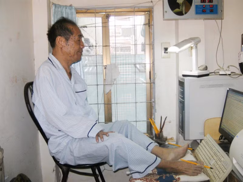 Dù tuổi cao và mang căn bệnh suy thận nhiều năm nhưng thầy giáo Nguyễn Ngọc Ký vẫn dốc sức làm việc trên đôi chân của mình.
