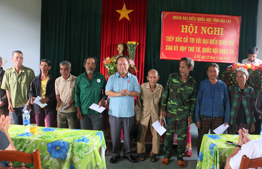 Trưởng đoàn đại biểu Quốc hội Châu Ngọc Tuấn tặng quà cho các hộ gia đình chính sách, người có công trên địa bàn xã Ia Phí. Quang Tấn