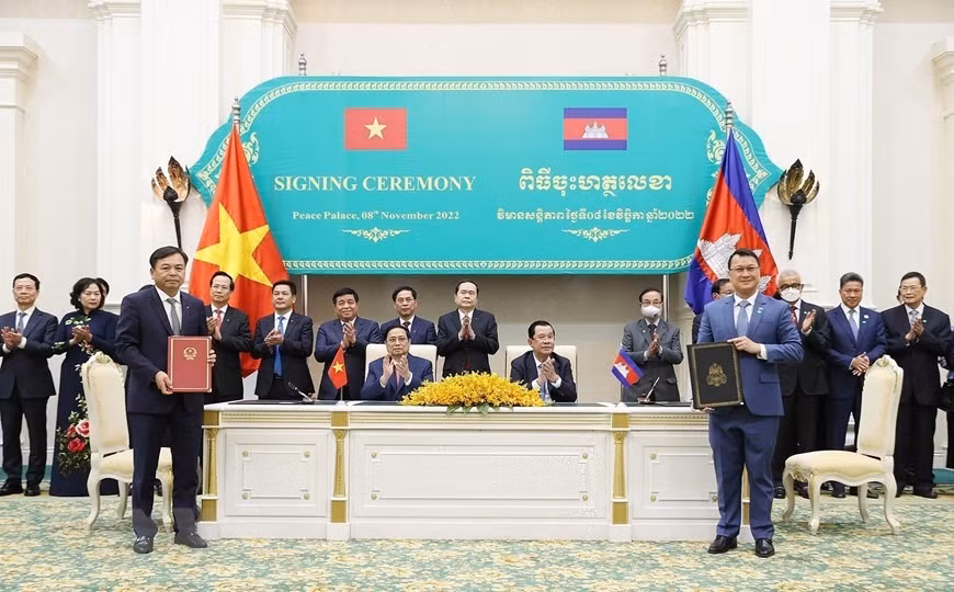 Thủ tướng Phạm Minh Chính và Thủ tướng Vương quốc Campuchia Samdech Techo Hun Sen chứng kiến lễ ký Bản ghi nhớ về hợp tác trong lĩnh vực nông nghiệp giữa Bộ Nông nghiệp và Phát triển Nông thôn Việt Nam và Bộ Nông-Lâm-Ngư nghiệp Campuchia. Ảnh: TTXVN