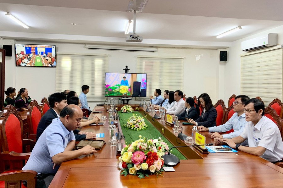 Quang cảnh Lễ phát động chương trình tặng sổ BHXH, thẻ BHYT cho người có hoàn cảnh khó khăn tại điểm cầu Gia Lai. Ảnh: Như Nguyện Quang cảnh Lễ phát động chương trình tặng sổ BHXH, thẻ BHYT cho người có hoàn cảnh khó khăn tại điểm cầu Gia Lai. Ảnh: Như Nguyện