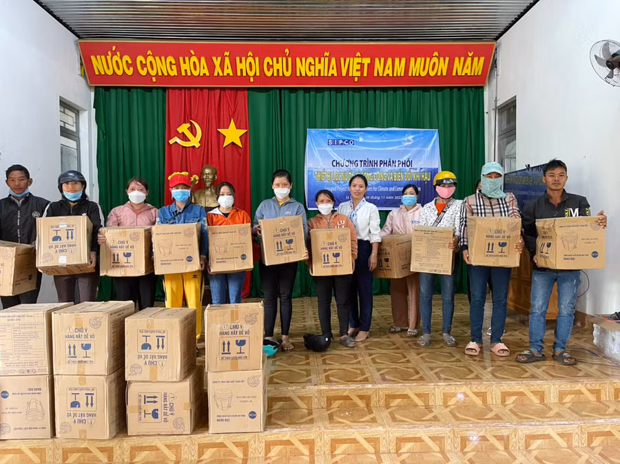 Chương trình đã tặng 1.000 bình lọc nước cho hội viên phụ nữ nghèo, có hoàn cảnh khó khăn. Quang Tấn