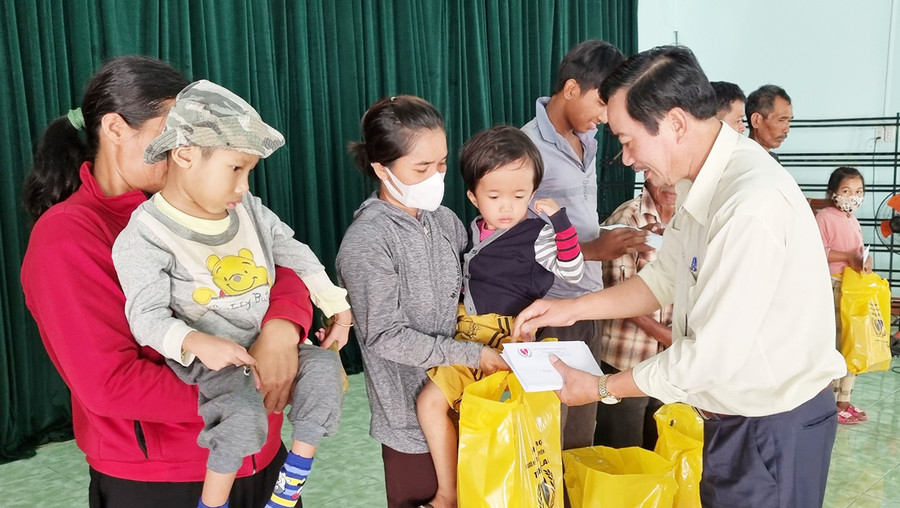  Đại diện Hội Bảo trợ người khuyết tật và Bảo vệ quyền trẻ em tỉnh tặng quà các gia đình người khuyết tật và trẻ em có hoàn cảnh khó khăn tại huyện Ia Pa. Ảnh: Hà Phương