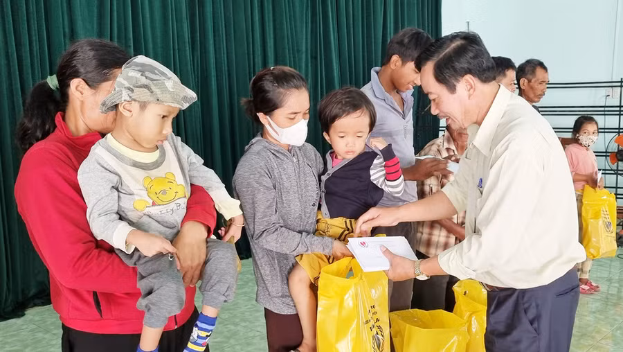  Đại diện Hội Bảo trợ người khuyết tật và Bảo vệ quyền trẻ em tỉnh tặng quà các gia đình người khuyết tật và trẻ em có hoàn cảnh khó khăn tại huyện Ia Pa. Ảnh: Hà Phương