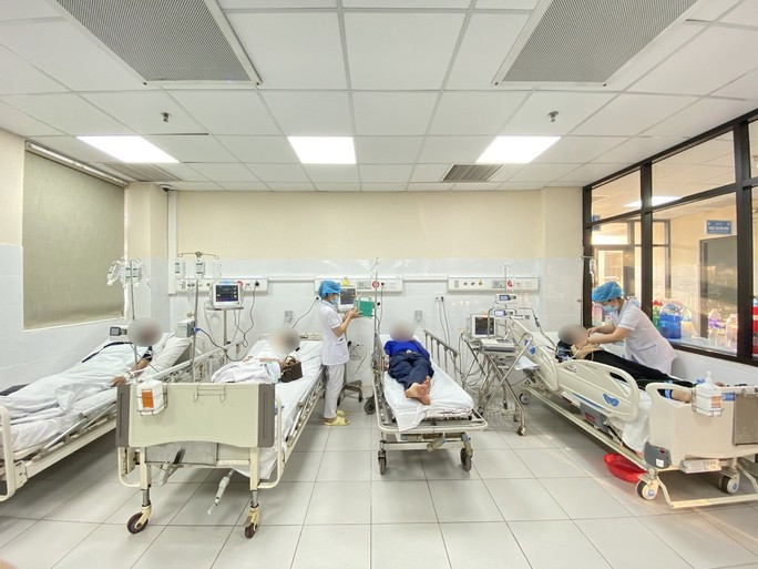 4 trong số hơn 10 người bị ong đốt được đưa vào khoa Hồi sức tích cực - Chống độc. Ảnh: Bác sĩ cung cấp 4 trong số hơn 10 người bị ong đốt được đưa vào khoa Hồi sức tích cực - Chống độc. Ảnh: Bác sĩ cung cấp