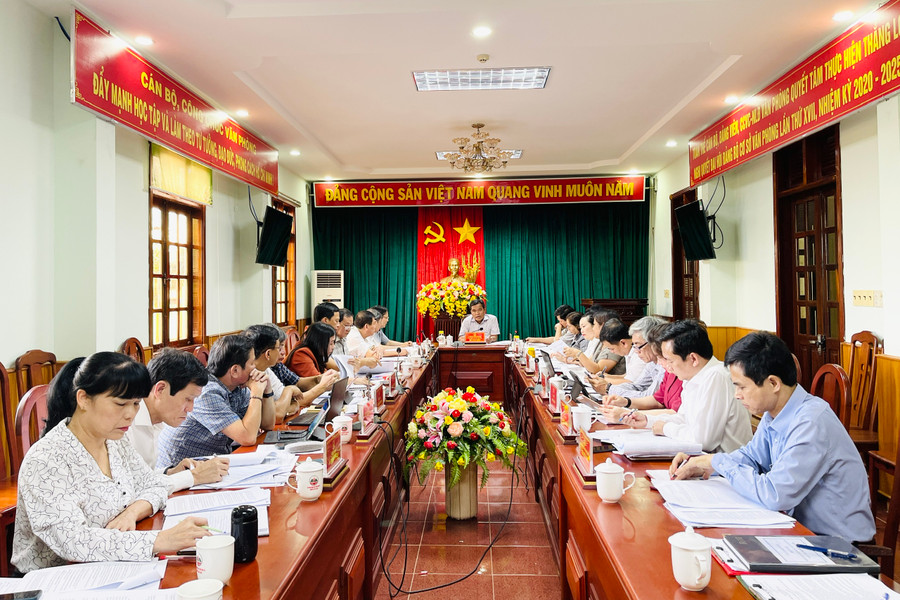 Quang cảnh phiên họp Thường trực HĐND tỉnh. Ảnh: Trần Dung