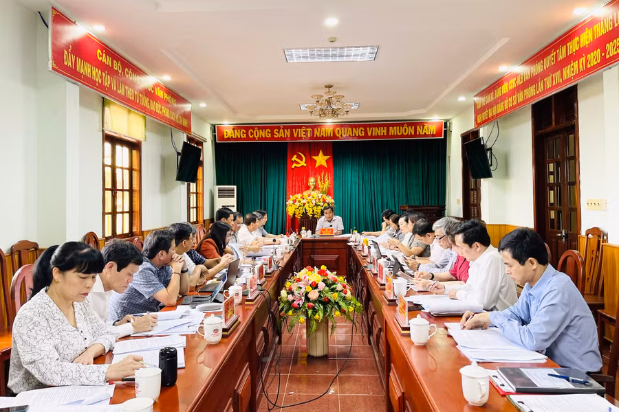 Quang cảnh phiên họp Thường trực HĐND tỉnh. Ảnh: Trần Dung