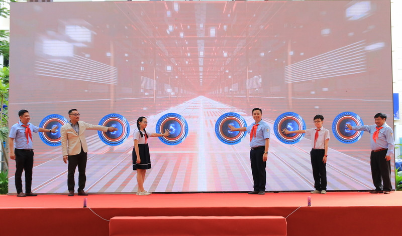 Các đại biểu và thiếu nhi thực hiện nghi thức phát động Sân chơi “Thiếu nhi Việt nam - Vươn ra thế giới” năm 2022. Ảnh: Trang thông tin Điện tử Trung ương Đoàn TNCS Hồ Chí Minh