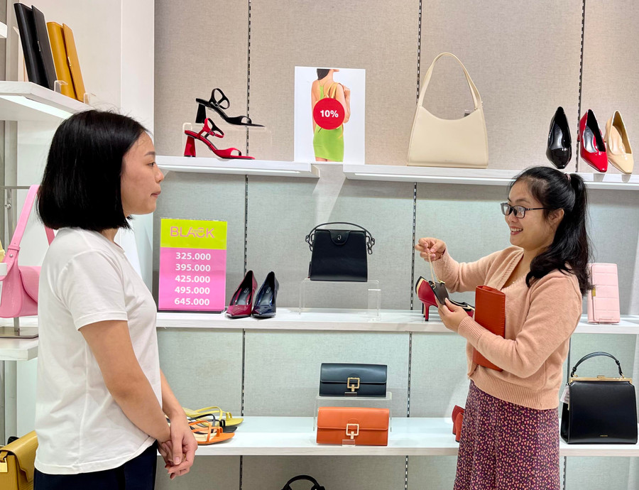 Cửa hàng Vascara (đường Trần Phú, TP. Pleiku) áp dụng giảm giá 10-50% cho tất cả sản phẩm túi xách, giày dép. Ảnh: Vũ Thảo