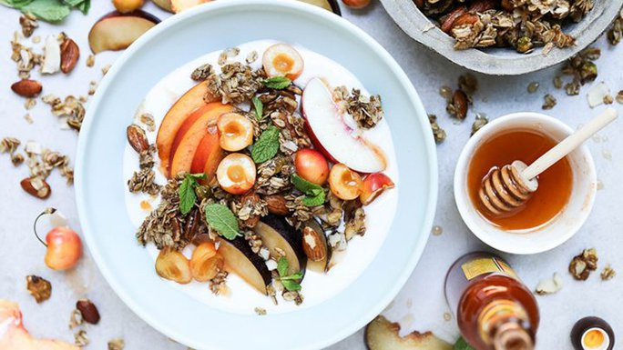 Nếu bạn cảm thấy mệt mỏi với những phần ăn kiêng không đường, hãy thử mật ong vì nó đồng thời giúp giảm đường huyết lẫn cholesterol. Ảnh minh họa từ Internet