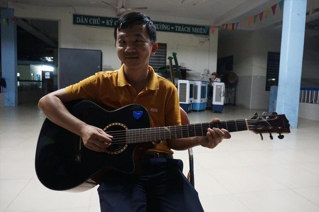 Những lớp học đàn đã nâng bước cho biết bao học trò khuyết tật yêu âm nhạc.