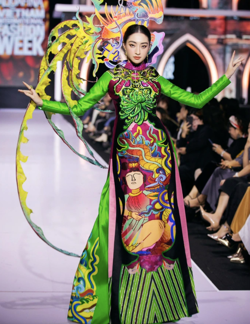 Áo dài của Lương Thùy Linh được chắt lọc và cách điệu những hình ảnh đặc trưng đậm chất văn hóa Bắc Bộ như hoa cúc, hoa sen, chim hạc, rồng, tùng cúc trúc mai, chim phượng hoàng... để tôn vinh những giá trị di sản và tạo ra nét đẹp riêng biệt của người phụ nữ Việt Nam.