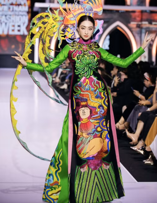 Áo dài của Lương Thùy Linh được chắt lọc và cách điệu những hình ảnh đặc trưng đậm chất văn hóa Bắc Bộ như hoa cúc, hoa sen, chim hạc, rồng, tùng cúc trúc mai, chim phượng hoàng... để tôn vinh những giá trị di sản và tạo ra nét đẹp riêng biệt của người phụ nữ Việt Nam.