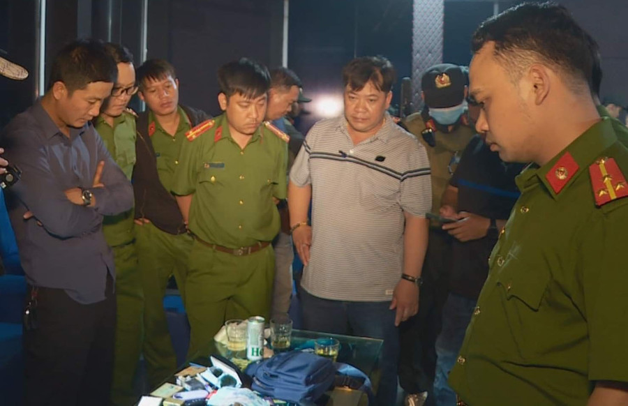 Công an kiểm tra, phát hiện khẩu súng cùng số đạn ở chỗ ngồi của Dũng trong quán bar. Ảnh: Công an cung cấp Công an kiểm tra, phát hiện khẩu súng cùng số đạn ở chỗ ngồi của Dũng trong quán bar. Ảnh: Công an cung cấp