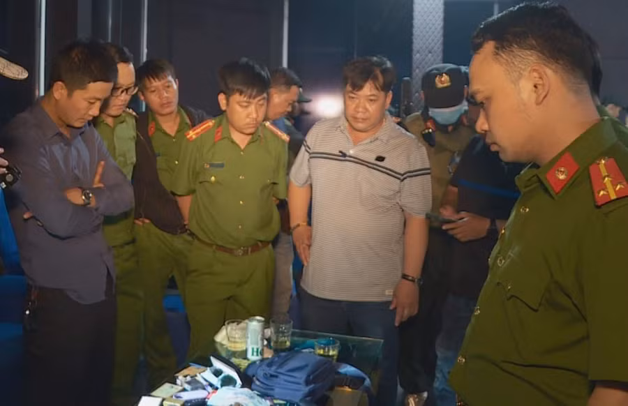 Công an kiểm tra, phát hiện khẩu súng cùng số đạn ở chỗ ngồi của Dũng trong quán bar. Ảnh: Công an cung cấp