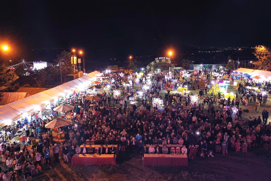 Toàn cảnh lễ không mạc Lễ hội hoa dã quỳ-núi lửa Chư Đang Ya 2022. Ảnh Nguyễn Tấn Kần