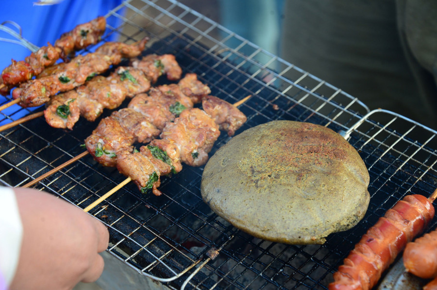  Bánh bột nướng từ hạt tam giác mạch ăn kèm thịt xiên nướng bày bán dưới chân cột cờ Lũng Cú. Một món ăn hấp dẫn của mùa đông ở Hà Giang