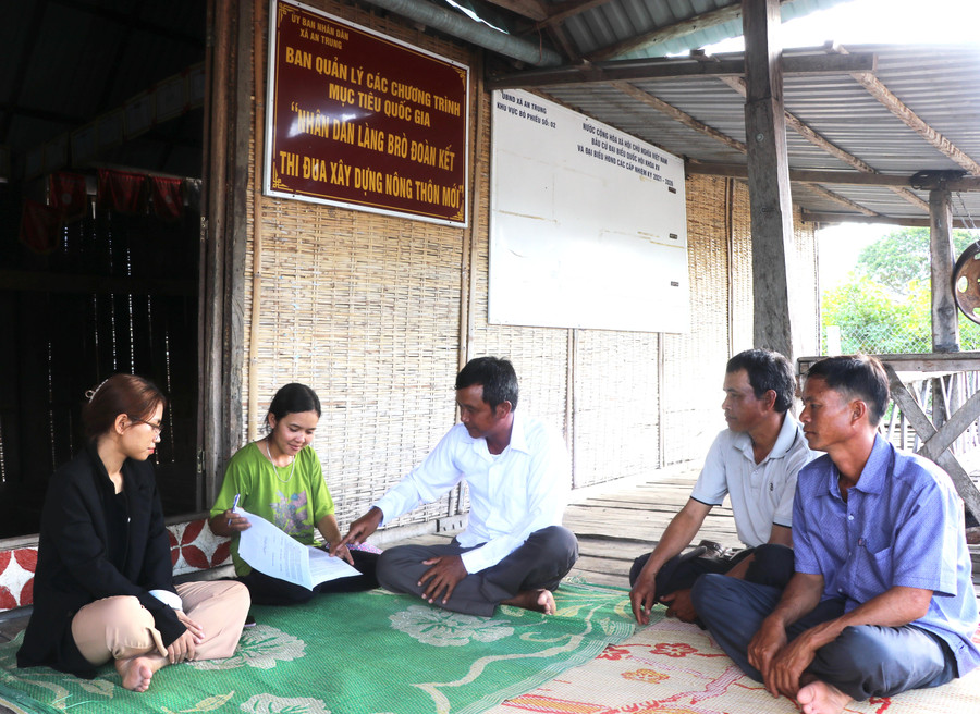 Ban Nhân dân, Ban Công tác Mặt trận cùng các đoàn thể làng Brò (xã An Trung, huyện Kông Chro) hướng dẫn người dân ký cam kết thực hiện hương ước. Ảnh: Ngọc Minh
