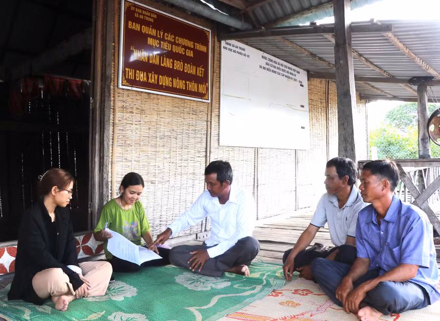 Ban Nhân dân, Ban Công tác Mặt trận cùng các đoàn thể làng Brò (xã An Trung, huyện Kông Chro) hướng dẫn người dân ký cam kết thực hiện hương ước. Ảnh: Ngọc Minh