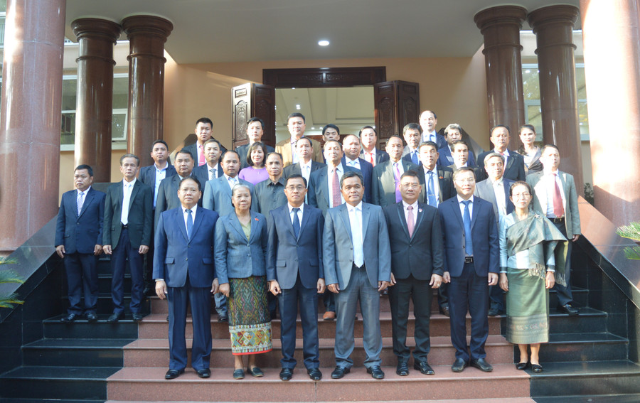 Đoàn cán bộ cấp cao tỉnh Sê Kông chụp hình lưu niệm với Thường trực Tỉnh ủy và các đại biểu tỉnh Gia Lai. Ảnh: Anh Huy