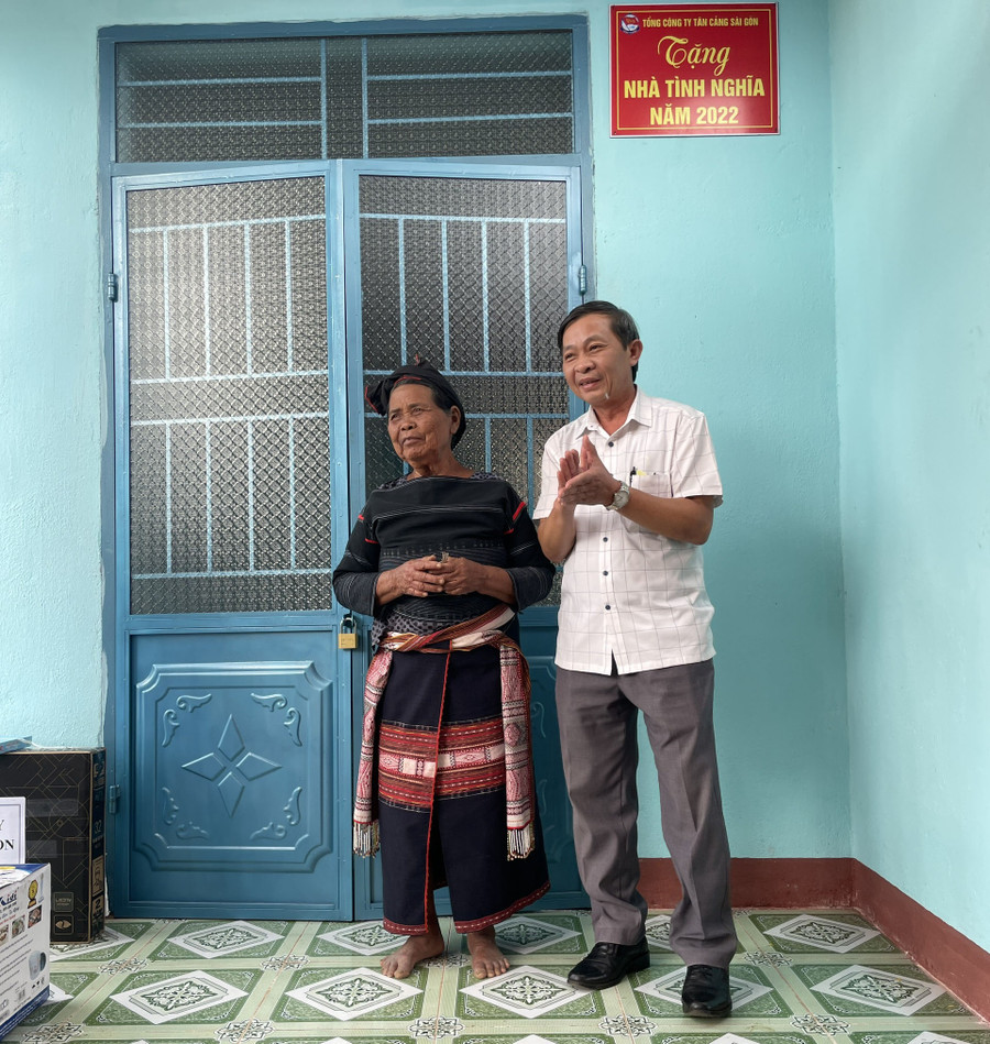 Trưởng ban Tuyên giáo Tỉnh ủy Huỳnh Thế Mạnh trao chìa khóa nhà tình nghĩa cho bà Đinh Thị Pyơih. Ảnh: Lam Nguyên Trưởng ban Tuyên giáo Tỉnh ủy Huỳnh Thế Mạnh trao chìa khóa nhà tình nghĩa cho bà Đinh Thị Pyơih. Ảnh: Lam Nguyên