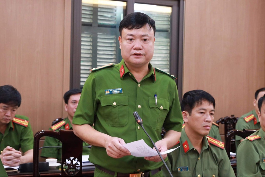 Thượng tá Bùi Quang Khoa, Trưởng phòng Cảnh sát kinh tế Công an tỉnh Phú Thọ, trả lời tại họp báo. Ảnh: Quang Huy Thượng tá Bùi Quang Khoa, Trưởng phòng Cảnh sát kinh tế Công an tỉnh Phú Thọ, trả lời tại họp báo. Ảnh: Quang Huy